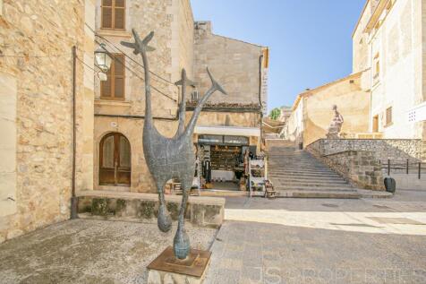 BEAUTIFUL TOWNHOUSE WITH HOLIDAY RENTAL LICENSE FOR SALE IN POLLENSA 