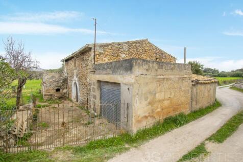 TRADITIONAL MALLORCAN HOUSE FOR SALE ON A PLOT OF 7700M2 WITH GREAT POTENTIAL 