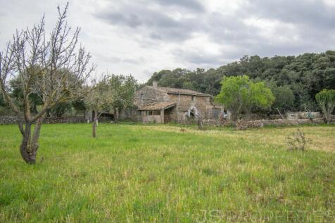 TRADITIONAL MALLORCAN HOUSE FOR SALE ON A PLOT OF 7700M2 WITH GREAT POTENTIAL 