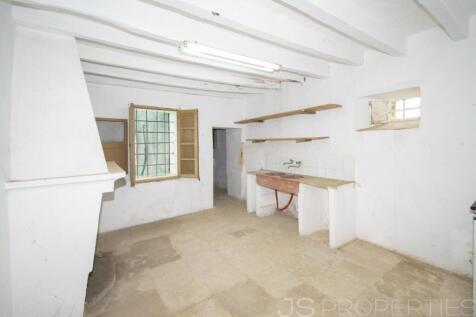 TRADITIONAL MALLORCAN HOUSE FOR SALE ON A PLOT OF 7700M2 WITH GREAT POTENTIAL 