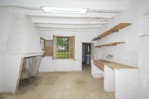 TRADITIONAL MALLORCAN HOUSE FOR SALE ON A PLOT OF 7700M2 WITH GREAT POTENTIAL 