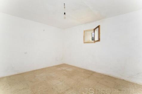 TRADITIONAL MALLORCAN HOUSE FOR SALE ON A PLOT OF 7700M2 WITH GREAT POTENTIAL 