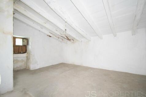 TRADITIONAL MALLORCAN HOUSE FOR SALE ON A PLOT OF 7700M2 WITH GREAT POTENTIAL 
