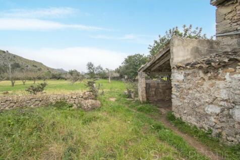 TRADITIONAL MALLORCAN HOUSE FOR SALE ON A PLOT OF 7700M2 WITH GREAT POTENTIAL 