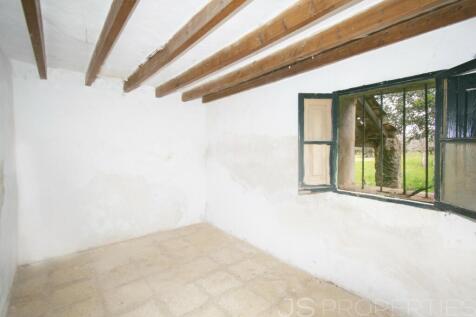 TRADITIONAL MALLORCAN HOUSE FOR SALE ON A PLOT OF 7700M2 WITH GREAT POTENTIAL 