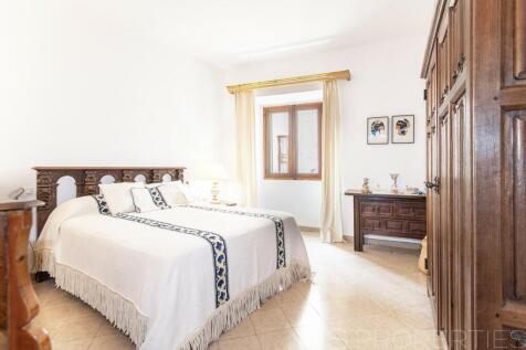 NICE TOWNHOUSE FOR SALE IN POLLENSA 