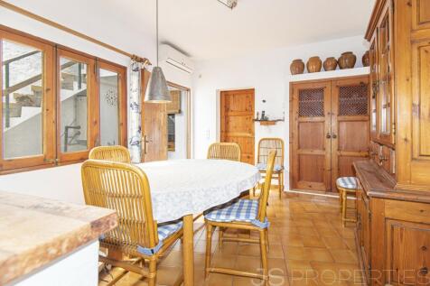 NICE TOWNHOUSE FOR SALE IN POLLENSA 