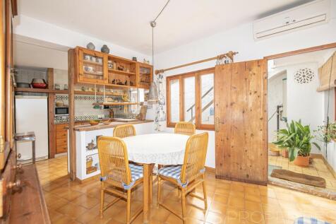NICE TOWNHOUSE FOR SALE IN POLLENSA 