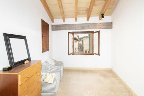 NICE TOWNHOUSE FOR SALE IN POLLENSA 