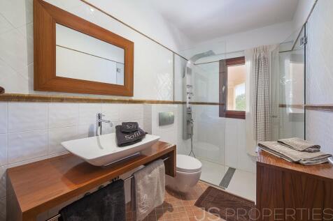 SPECTACULAR VILLA LOCATED NEAR POLLENSA WITH RENTAL LICENSE