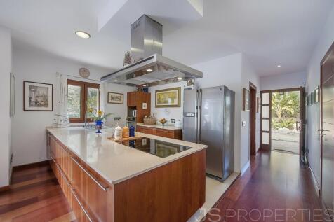 SPECTACULAR VILLA LOCATED NEAR POLLENSA WITH RENTAL LICENSE
