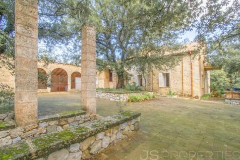RARE, UNIQUE AND TRADITIONAL VILLA FOR SALE NEAR POLLENSA