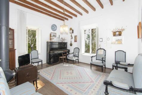 RARE, UNIQUE AND TRADITIONAL VILLA FOR SALE NEAR POLLENSA
