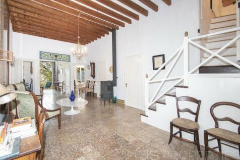 RARE, UNIQUE AND TRADITIONAL VILLA FOR SALE NEAR POLLENSA
