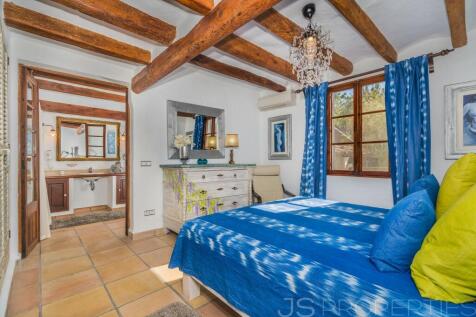 BEAUTIFUL COUNTRY VILLA IN IDEAL LOCATION CLOSE TO POLLENSA