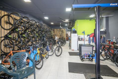 TWO COMMERCIAL PREMISSES FOR SALE IN PUERTO POLLENSA