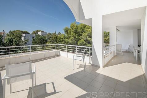 Fantastic top floor flat with roof terrace in the Bellresguard complex