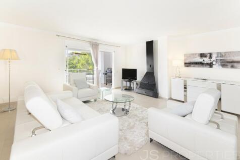 Fantastic top floor flat with roof terrace in the Bellresguard complex