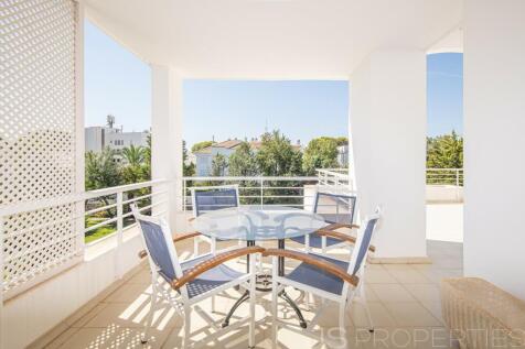 Fantastic top floor flat with roof terrace in the Bellresguard complex