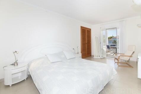 Fantastic top floor flat with roof terrace in the Bellresguard complex