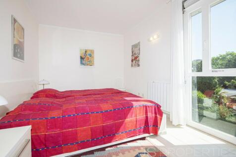 Fantastic top floor flat with roof terrace in the Bellresguard complex