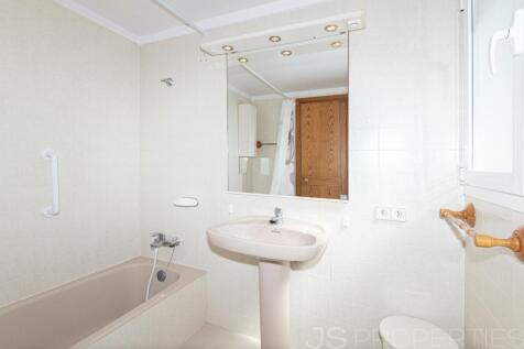 Fantastic top floor flat with roof terrace in the Bellresguard complex