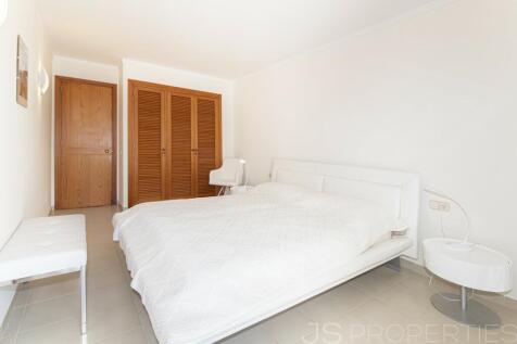 Fantastic top floor flat with roof terrace in the Bellresguard complex