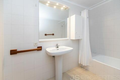Fantastic top floor flat with roof terrace in the Bellresguard complex