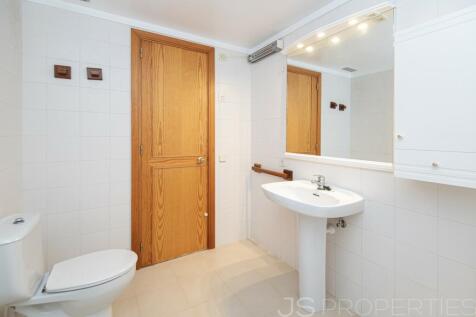 Fantastic top floor flat with roof terrace in the Bellresguard complex