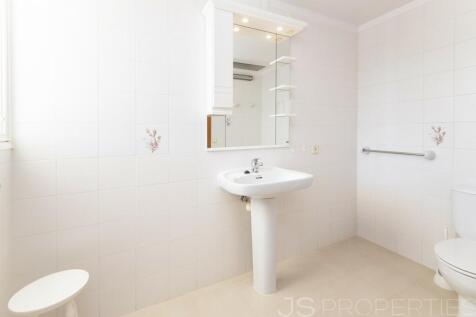 Fantastic top floor flat with roof terrace in the Bellresguard complex