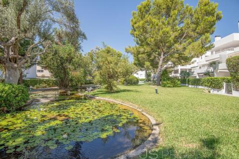 Fantastic top floor flat with roof terrace in the Bellresguard complex