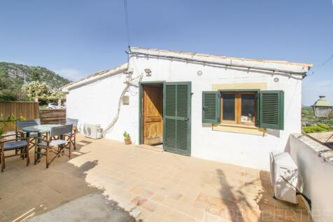 TRADITIONAL VILLAGE HOUSE FOR SALE IN POLLENSA 