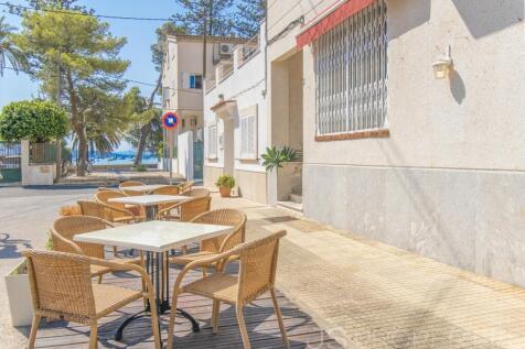 BLOCK OF APARTMENTS AND COMMERCIAL PREMISES IN PUERTO POLLENSA