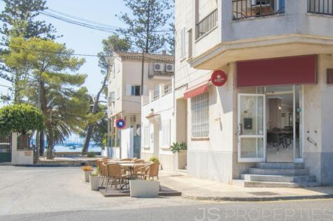 BLOCK OF APARTMENTS AND COMMERCIAL PREMISES IN PUERTO POLLENSA