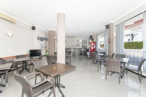 BLOCK OF APARTMENTS AND COMMERCIAL PREMISES IN PUERTO POLLENSA