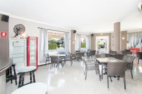 BLOCK OF APARTMENTS AND COMMERCIAL PREMISES IN PUERTO POLLENSA