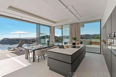 Ultra modern new build villa in Cala Llamp