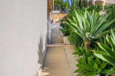 Villa with sea views and rental license 