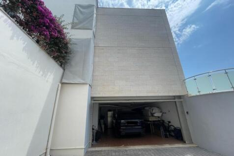 Villa with sea views and rental license 