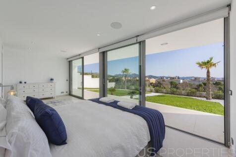 MAGNIFICENT VILLA WITH UNOBSTRUCTED VIEWS OF PUERTO POLLENSA BAY