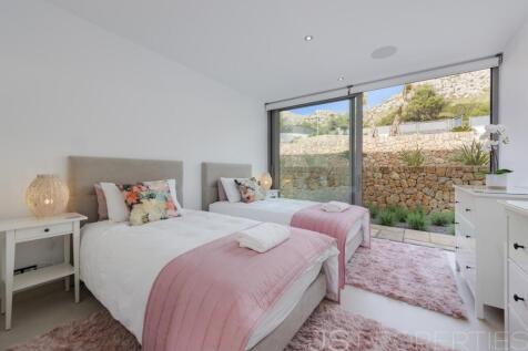 MAGNIFICENT VILLA WITH UNOBSTRUCTED VIEWS OF PUERTO POLLENSA BAY