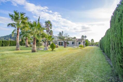Excellent villa for sale in Alcudia with tourists license