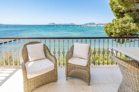 STUNNING FRONT LINE APARTMENT IN PORT DE POLLENSA
