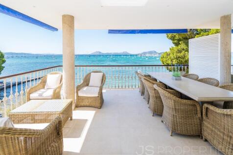 STUNNING FRONT LINE APARTMENT IN PORT DE POLLENSA