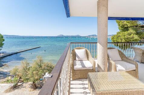 STUNNING FRONT LINE APARTMENT IN PORT DE POLLENSA