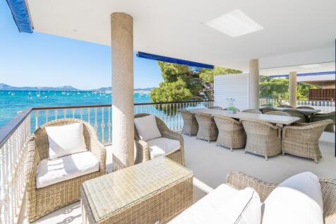 STUNNING FRONT LINE APARTMENT IN PORT DE POLLENSA