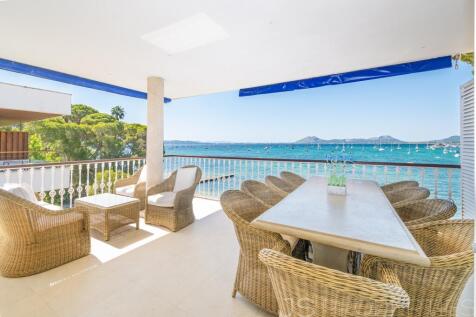 STUNNING FRONT LINE APARTMENT IN PORT DE POLLENSA