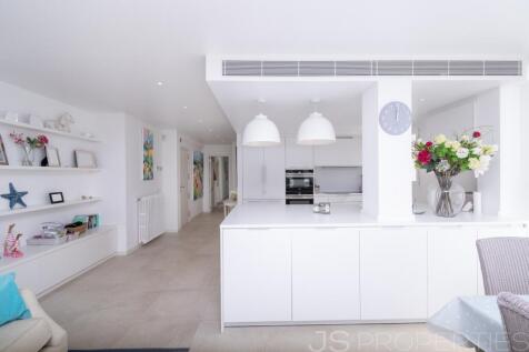 STUNNING FRONT LINE APARTMENT IN PORT DE POLLENSA