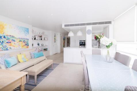 STUNNING FRONT LINE APARTMENT IN PORT DE POLLENSA