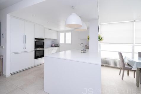 STUNNING FRONT LINE APARTMENT IN PORT DE POLLENSA